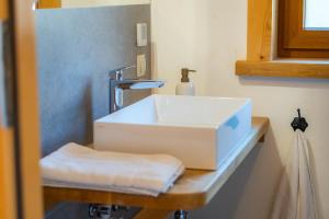 łazienka z białą umywalką na blacie w obiekcie Osada Brzezia w Kluszkowcach