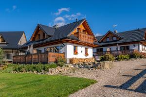 a house with a gambrel roof at Osada Brzezia in Kluszkowce