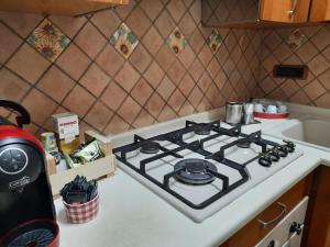 波佐利的住宿－MOONLIGHT HOUSE，厨房配有炉灶烤箱