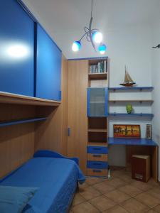 波佐利的住宿－MOONLIGHT HOUSE，一间卧室配有蓝色的床和一张书桌