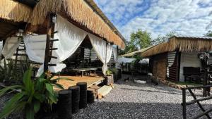 三百峰的住宿－The Baobab Resort，茅草屋顶和庭院的房子