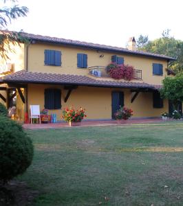 una casa con ventanas con persianas azules y un patio en La Casa di Agata Deluxe, en Fucecchio