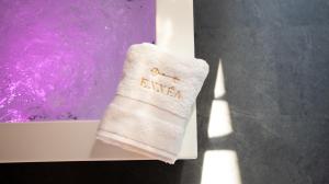 Eine weiße Socke mit dem Wort Krebs drauf. in der Unterkunft Ennéa - Jacuzzi & Luxury Suites in Perpignan
