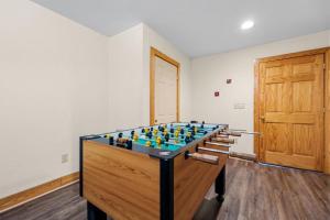 um quarto com uma mesa com um tabuleiro de xadrez em Poplar Point Condo Unit 12B em Pigeon Forge