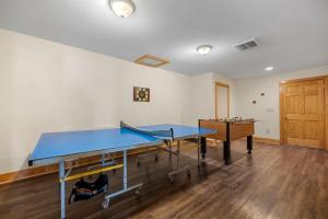 una sala de ping pong con mesa de ping pong en Poplar Point Condo Unit 12B, en Pigeon Forge