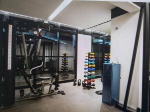 a room with a gym with a bunch of equipment at Lindo Studio no bom Retiro prox ao anhembi Sambodromo com wifi in São Paulo