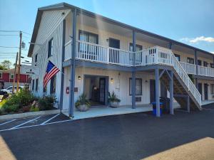 a building with a staircase and an american flag at Main Street Motel in Bar Harbor