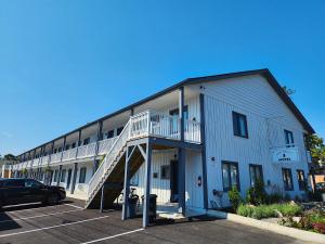 un grande edificio con una scala sul lato di Main Street Motel a Bar Harbor