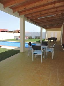 Bazén v ubytování Villa Ventura - Piscina climatizada & Aire acondicionado nebo v jeho okolí