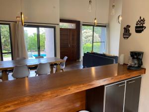a kitchen and dining room with a table and chairs at Andelka-Chumamaya Merlo San Luis in Merlo