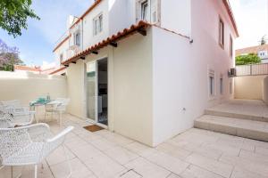 d'une terrasse avec des chaises blanches et une table. dans l'établissement A Treat in Belém, à Lisbonne