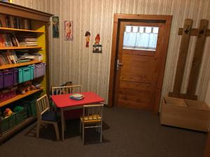 - une chambre avec une table, des chaises et une porte dans l'établissement Pony-Ziegen-Hasen-Ranch Bichlbach, à Bichlbach