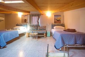 Postel nebo postele na pokoji v ubytování Holiday House Ioanna 2 - Loft