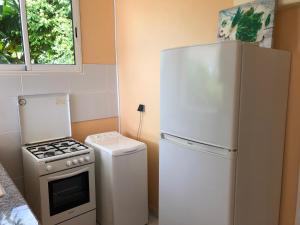 een keuken met een koelkast, een fornuis en een wasmachine bij Studio Launa in Trois-Rivières