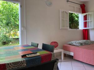 een kamer met een tafel, een bed en een raam bij Studio Launa in Trois-Rivières