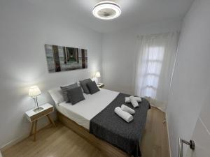 een slaapkamer met een bed met twee handdoeken erop bij Apartment Puerto ALCUDIA in Port d'Alcudia
