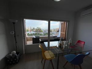 een woonkamer met een glazen tafel en stoelen bij Apartment Puerto ALCUDIA in Port d'Alcudia