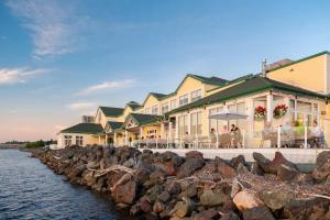 una fila di edifici accanto a un corpo idrico di Rodd Miramichi a Miramichi