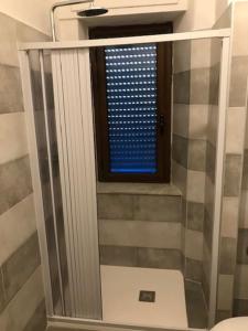 a bathroom with a window and a toilet in a room at Appartamento relax a Catanzaro Lido in Catanzaro