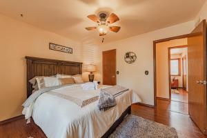 Schlafzimmer mit einem Bett und einem Deckenventilator in der Unterkunft Blissful Mountain Escape in Woodland Park