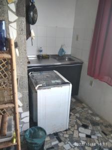 cocina con fregadero y fogones en Kit net Carlotta Apartmentos, en Salvador