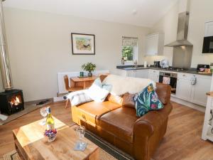 uma sala de estar com um sofá castanho e uma mesa em Rising Sun em York