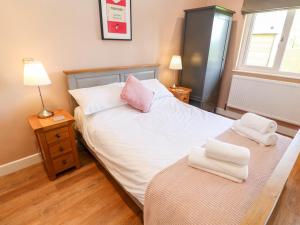 um quarto com uma cama com duas toalhas em Rising Sun em York