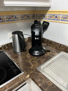 - Cafetera en la encimera de la cocina en Maison Orihuela Costa, en Orihuela