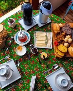 une table de Noël avec de la nourriture en haut dans l'établissement Pousada Ilumina, à São Francisco Xavier