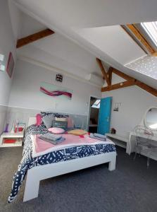 a bedroom with a bed in a room at Le Relais De L'Aube in Villers-Bretonneux