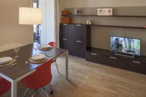 a living room with a dining table and a tv at Flateli Mallorca-Passeig de Gracia in Barcelona