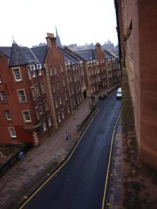 vistas a una calle de una ciudad con edificios en Edinburgh Old Town Apartment, en Edimburgo