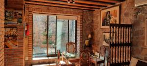 ein Esszimmer mit einem Tisch und einem Fenster in der Unterkunft Apartamentos del Cerro in Salta