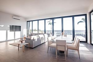 TV a/nebo společenská místnost v ubytování Ocean view luxury Villa, Private Pool 4BD 8PPL