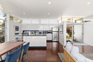 Η κουζίνα ή μικρή κουζίνα στο Marbella Lane - Cozy and Eccentric Design Home