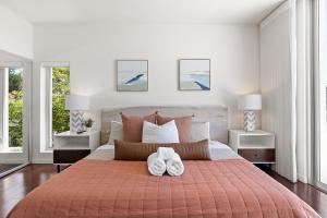 Ένα ή περισσότερα κρεβάτια σε δωμάτιο στο Marbella Lane - Cozy and Eccentric Design Home
