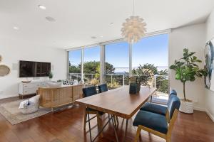 Μια τηλεόραση ή/και κέντρο ψυχαγωγίας στο Marbella Lane - Cozy and Eccentric Design Home