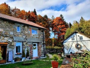 ein Steinhaus im Garten in der Unterkunft Apartament Czar-nów in Kamienna Góra