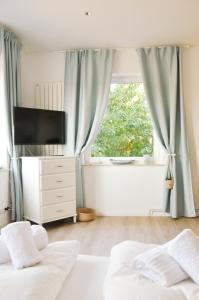 1 dormitorio con cama y ventana en Am Hafensteig 19 en Neustadt in Holstein