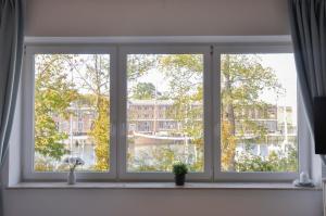 ventana con vistas al río en Am Hafensteig 19, en Neustadt in Holstein