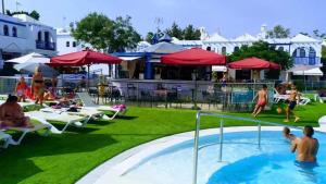 Bazén v ubytování Bungalow Lella nebo v jeho okolí