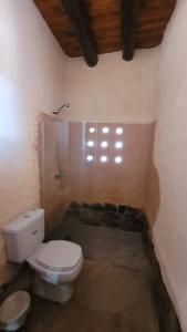 uma casa de banho com um WC branco num quarto em CABAÑAS KONDUR Elementos em Luján de Cuyo