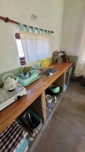 uma cozinha com um lavatório e uma bancada em CABAÑAS KONDUR Elementos em Luján de Cuyo