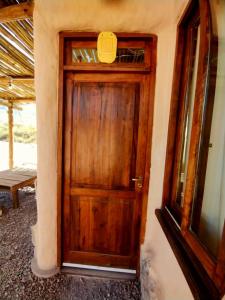 uma porta de madeira num quarto com uma janela em CABAÑAS KONDUR Elementos em Luján de Cuyo