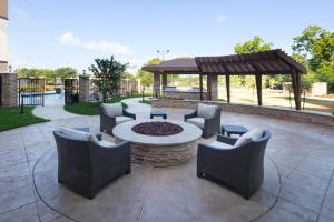 een patio met een tafel en stoelen en een prieel bij Staybridge Suites Charlottesville Airport, an IHG Hotel in Charlottesville