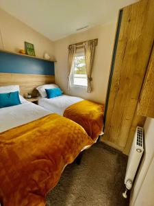duas camas num quarto com duas camas sidx sidx em Newquay Bay Resort - Summer Days 135 em Newquay Bay Resort