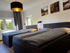 sypialnia z 2 łóżkami i oknem w obiekcie Chalette Jasan w mieście Josefuv dul