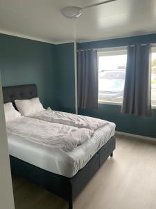 Un pat sau paturi într-o cameră la Nydelig leilighet på Kreta i Lofoten