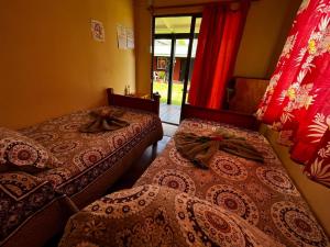 Letto o letti in una camera di Camping Hostal Tipanie Moana Aeropuerto Centro