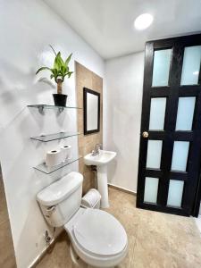 uma casa de banho com um WC e um lavatório em C22-2 Hermoso departamento con Terraza em Cidade do México